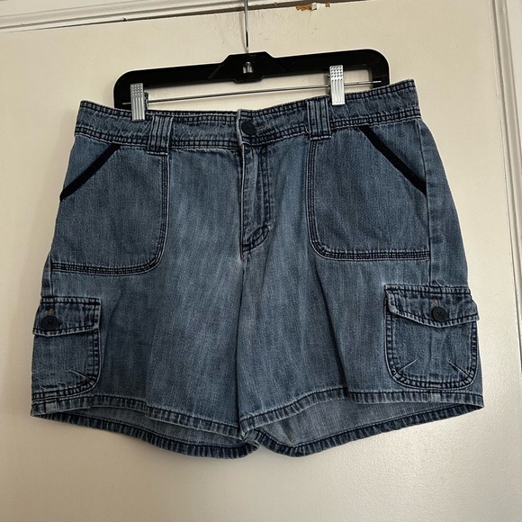 Lee Pants - Lee VTG 90’s Mom Carpenter Shorts. Just Below The Waist. 14M.  Cargo Pockets.